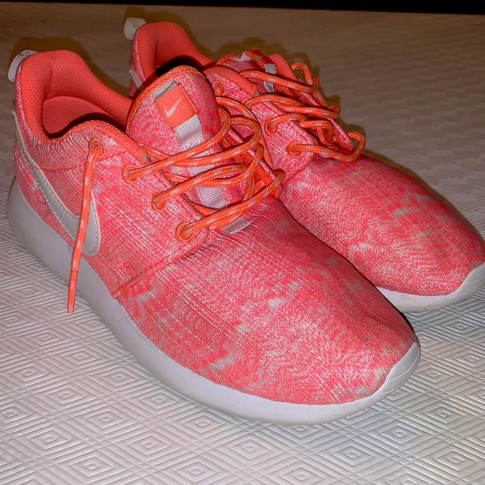 NIKE Rosche Youth 5.5 (Women’s 7-7.5) Sneaker